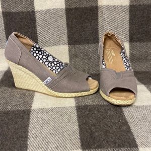 Toms Wedge shoes grey/taupe Size 6